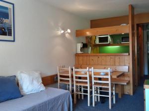 ein Zimmer mit einem Bett und einem Tisch und Stühlen in der Unterkunft Appartement avec balcon pour 6 pers., WiFi gratuit, Les Arcs 1800 - FR-1-346-407 in Arc 1800 + 16 Fotos