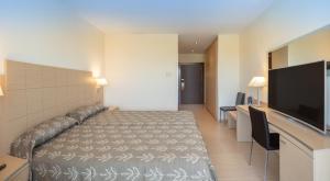 Televízia a/alebo spoločenská miestnosť v ubytovaní Hotel RH Bayren Parc