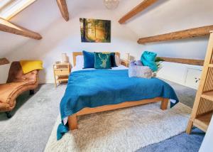 una camera con letto king-size e divano di Eldon Row - Stylish Character Apartments - Central Location 1 & 2 bed available a Dolgellau
