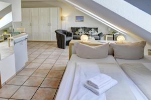 a living room with two beds and a kitchen at fewo1846 Strandresidenz Wassersleben - Kleine Meerjungfrau - komfortables Studioapartment im Dachgeschoss in Harrislee