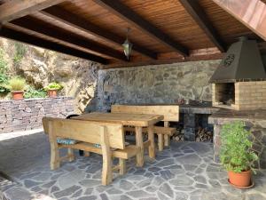 een buitenkeuken met een houten tafel en een fornuis bij Holiday Home Banská Štiavnica in Banská Štiavnica