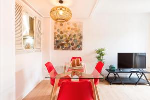 A television and/or entertainment centre at Merced10 Duplex 3I