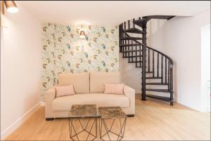 A seating area at Merced10 Duplex 3I