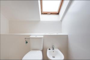 A bathroom at Merced10 Duplex 3I