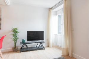 A television and/or entertainment centre at Merced10 Duplex 3I