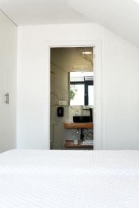 Телевизор и/или развлекательный центр в Hostal Montevideo beachfront