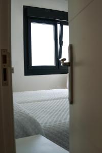 Кровать или кровати в номере Hostal Montevideo beachfront