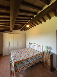 - une chambre avec un lit et un plafond en bois dans l'établissement Casa di campagna in collina, à Tatti