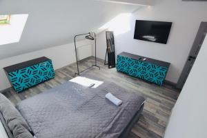 Ein Bett oder Betten in einem Zimmer der Unterkunft Apartamenty Żołnierska 31 - Apartament nr 1