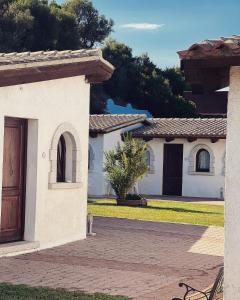 a white house with a door and a driveway at Trasicca B&B in Talavà