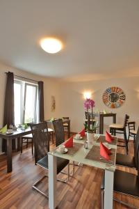 - une salle à manger avec une table et des chaises dans l'établissement Hotel am Marktplatz, à Gankfoken