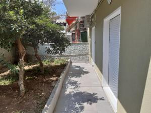 アテネにあるStylish apartmentの木の並ぶ通路