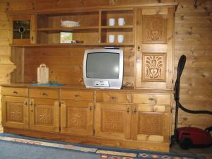 een televisie bovenop een houten kast bij Apartment Hölzlbauer in Krimml