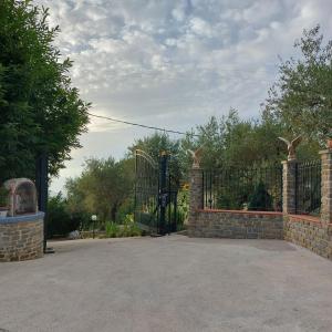 een grote zwarte poort met een stenen hek bij Cuore Verde del Cilento in Laureana Cilento