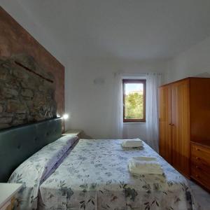 een slaapkamer met een groot bed en een raam bij Cuore Verde del Cilento in Laureana Cilento