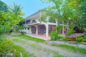 a building with a courtyard with plants and trees at OYO 775 Star Cove Bed And Breakfast in Manila