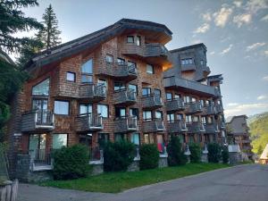 een gebouw met balkons aan de zijkant bij Studio Avoriaz, 1 pièce, 2 personnes - FR-1-633-16 in Avoriaz