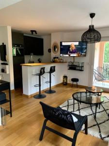 Televízia a/alebo spoločenská miestnosť v ubytovaní Bel Appartement à La Valette du var