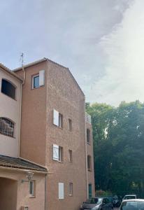 Budova, v ktorej sa apartmán nachádza