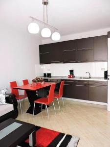 A kitchen or kitchenette at Flowers Apartments