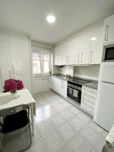 Kuchyň nebo kuchyňský kout v ubytování BRIGHT APARTMENT IN THE CENTER OF SANTANDER