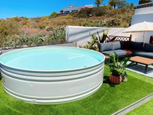 Vonkajšia záhrada v ubytovaní Casa con piscina y jardín con vistas al mar
