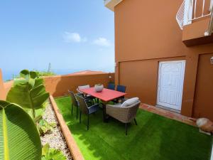 Balkón alebo terasa v ubytovaní Casa con piscina y jardín con vistas al mar
