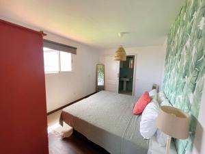 Posteľ alebo postele v izbe v ubytovaní Casa con piscina y jardín con vistas al mar