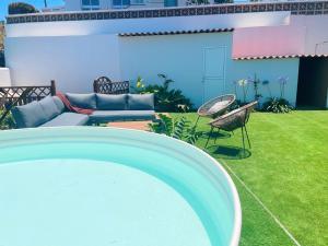 Bazén v ubytovaní Casa con piscina y jardín con vistas al mar alebo v jeho blízkosti
