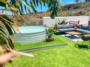 Vonkajšia záhrada v ubytovaní Casa con piscina y jardín con vistas al mar