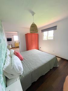 Posteľ alebo postele v izbe v ubytovaní Casa con piscina y jardín con vistas al mar