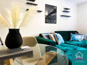 พื้นที่นั่งเล่นของ A Modern Lux 2 bedroom Apartment Near Alex Stadium & City WIFI FREE PARKING 15 - 30 Percent OFF - Longer STAYS 4 less Welcome