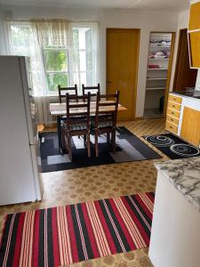 a kitchen with a dining room table and chairs at Vackert hus i Fröseke närmare naturen in Fröseke