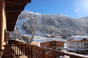 un balcón con vistas a una montaña nevada en Savoia Palace Hotel en Madonna di Campiglio