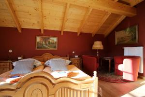 1 dormitorio con cama de madera en una habitación en Pension und Falknerei an der alten Schmiede en Bernstadt