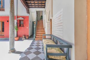 uma varanda de uma casa com um piso xadrez em Casa de La Tiña em Granada