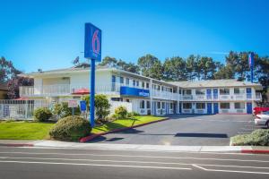 een gebouw met een straatnaambord ervoor bij Motel 6-Arcata, CA Cal Poly Humboldt in Arcata
