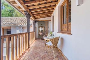 um pátio exterior com uma pérgola de madeira e cadeiras em Casa de La Tiña em Granada