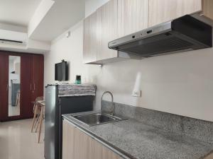 Kuchyň nebo kuchyňský kout v ubytování Lovely Spacious Studio Condo Unit at Abreeza Mall
