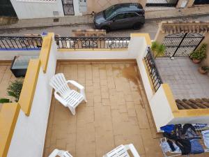 オリウエラにあるOrihuela - Sleeps 6 - Pool - Parking - PetFriendlyの白い椅子が2脚置かれたパティオの上空からの眺め