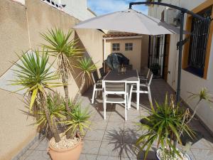 オリウエラにあるOrihuela - Sleeps 6 - Pool - Parking - PetFriendlyのパティオ(テーブル、傘付)