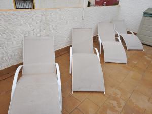 オリウエラにあるOrihuela - Sleeps 6 - Pool - Parking - PetFriendlyの白い椅子