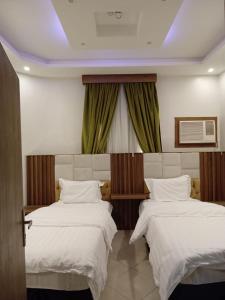 Giường trong phòng chung tại شاليهات البيوت الهنية