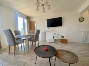Televízia a/alebo spoločenská miestnosť v ubytovaní Les terrasses d'iéna - 2 chambres avec parking privé