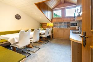 Kuchyň nebo kuchyňský kout v ubytování Gästehaus Fitsch - Ferienwohnung in Silbertal