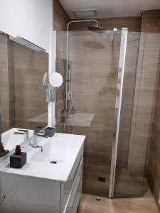 uma casa de banho com um lavatório branco e um chuveiro em josemaenea em Pamplona