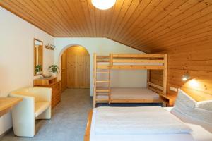 Postel nebo postele na pokoji v ubytování Gästehaus Fitsch - Ferienwohnung in Silbertal