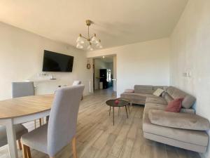 Televízia a/alebo spoločenská miestnosť v ubytovaní Les terrasses d'iéna - 2 chambres avec parking privé + 22 fotografií
