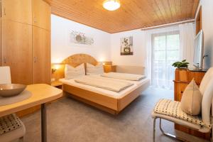 Postel nebo postele na pokoji v ubytování Gästehaus Fitsch - Ferienwohnung in Silbertal