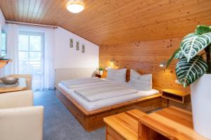 Postel nebo postele na pokoji v ubytování Gästehaus Fitsch - Ferienwohnung in Silbertal